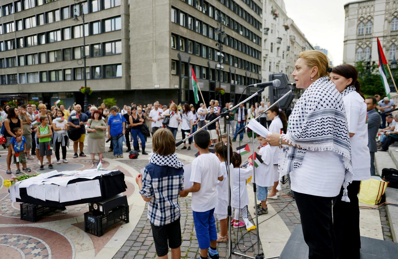 Sedin beszél a Magyarországon élő palesztin közösség tüntetésén a Szent István Bazilika előtt 2014. július 31-én