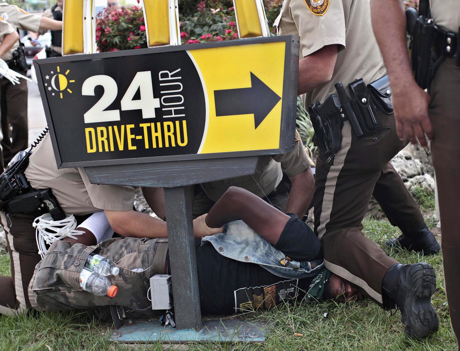 Egy letartóztatás. A jövő héten Eric Holder egészségügyi miniszter is elutazik Fergusonba 