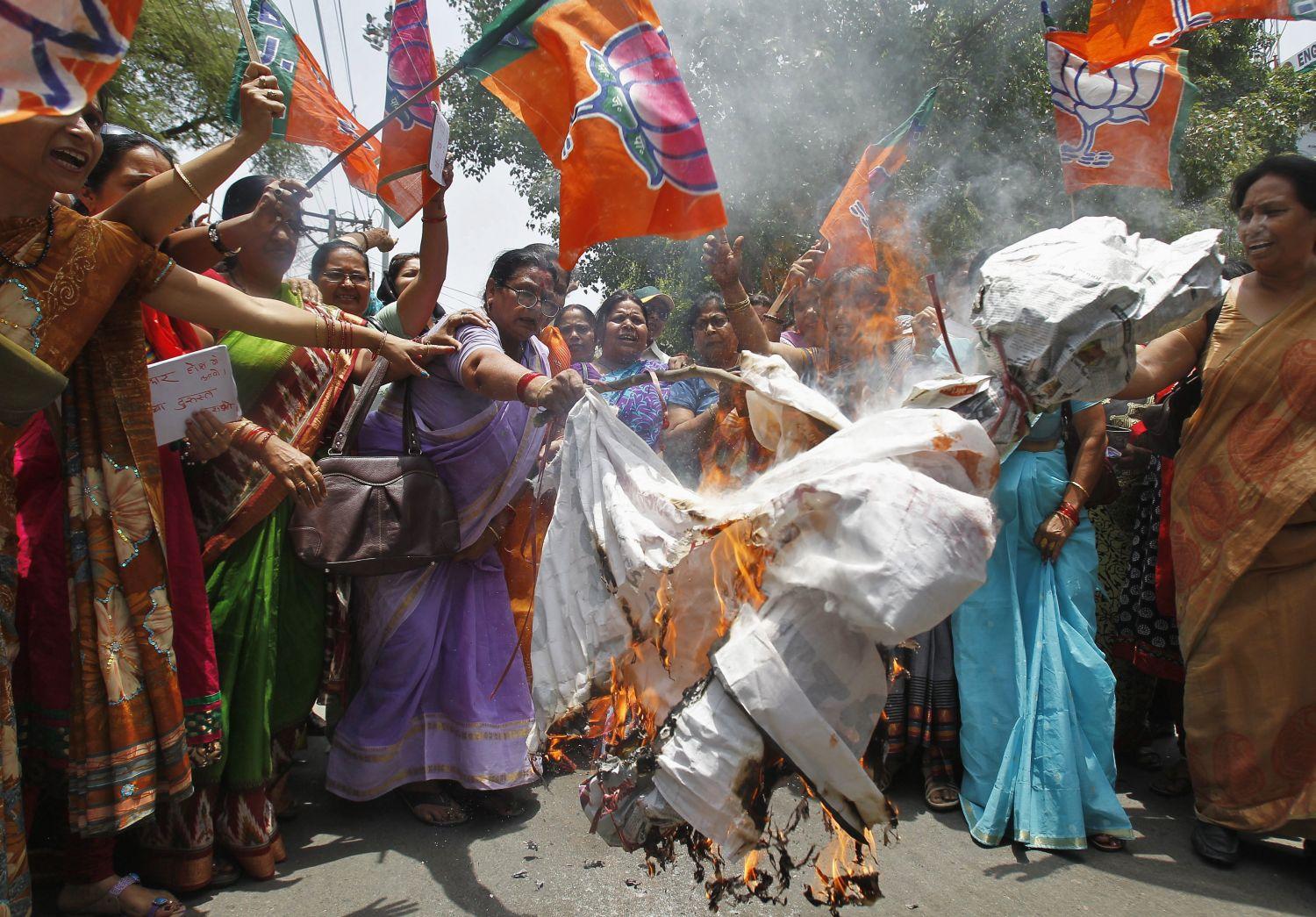A két lány halála után több tüntetést is tartottak. Az egyiken elégettek egy Akiles Jadav Uttar Prades-i miniszterelnököt megtestesítő bábut is