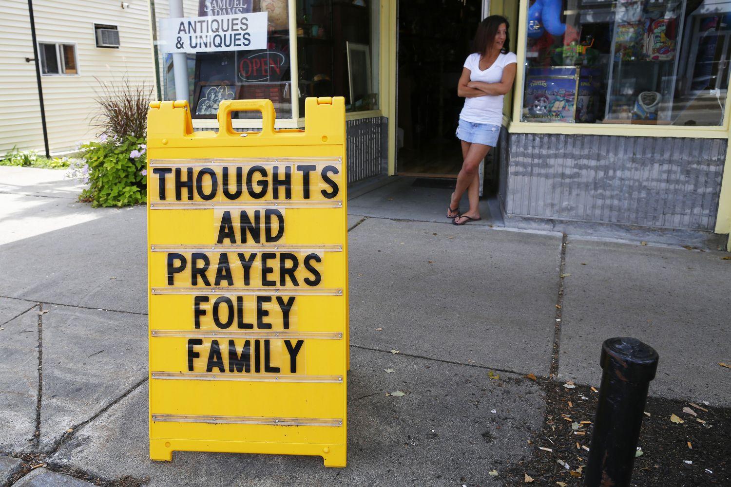 Részvétnyilvánító üzenet Foley szülővárosa, rochester egyik boltja előtt