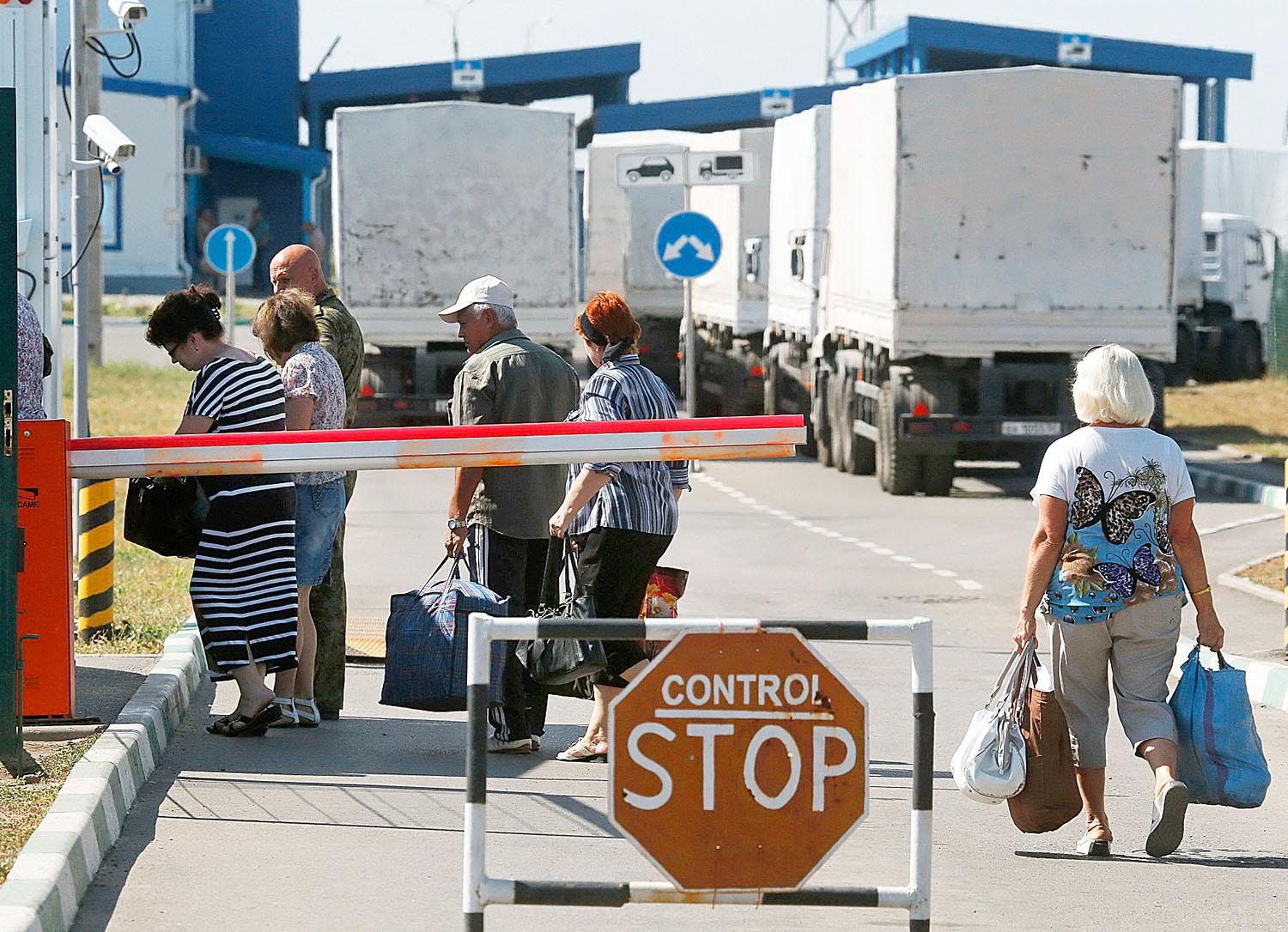 A vámkezelésre váró orosz segélykonvoj az ukrán határon 