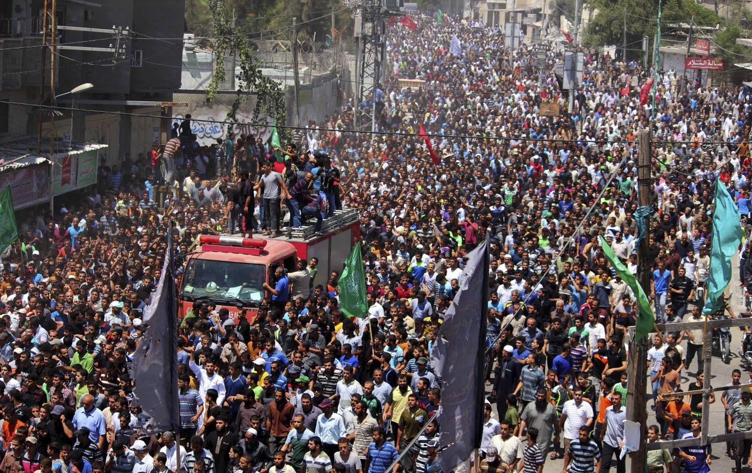 A három Hamász-paracsnok temetési menete. az Ezzedin al-Kasszam Brigádok első embere valószínűleg nem halt meg