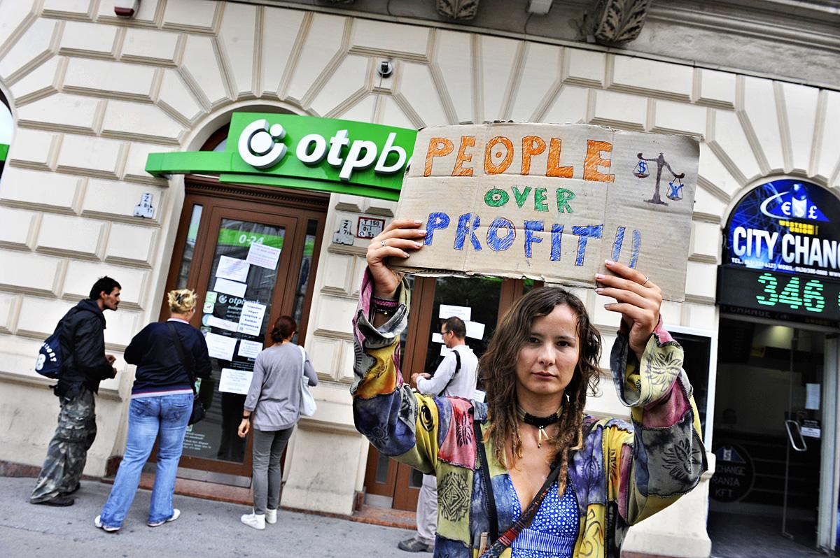 Az embereket helyezzék a profit elé – követeli az egyik tüntető tavaly egy OTP-fiók előtt