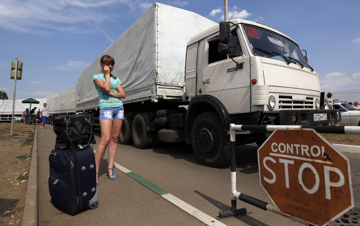 Az orosz segélykonvoj közvetlenül a belépés előtt. Az „invázió” ellenére Ukrajna nem fog lőni
