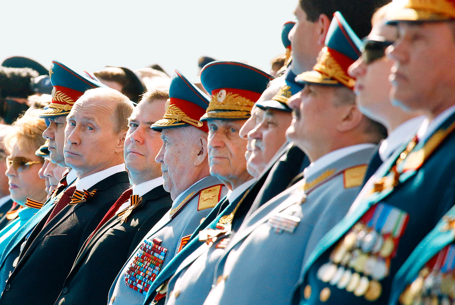 Putyin és a katonák: fogadás jobbról!