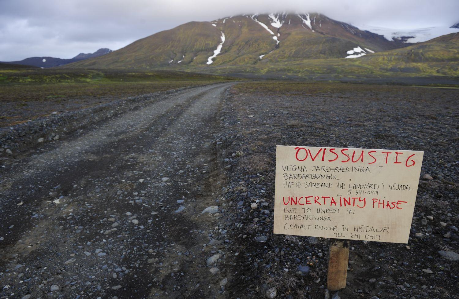 Vulkánkitörésre figyelmeztető tábla a Bardarbunga előtt