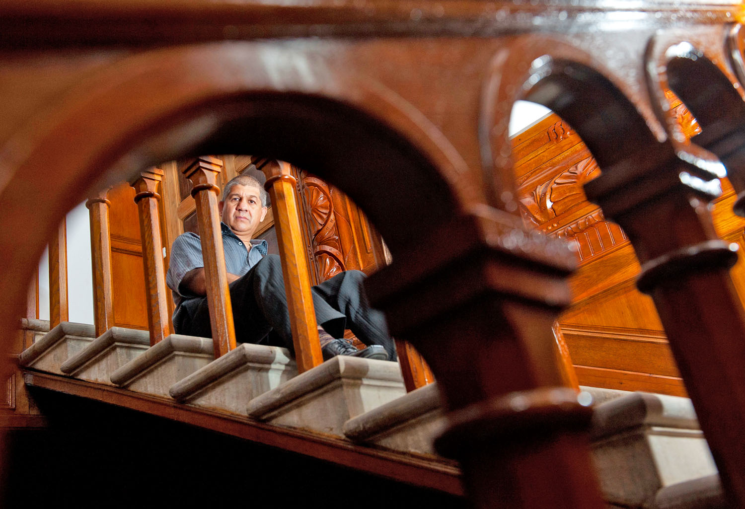 Rostás Árpád vándorasztalos a felújított lépcsőházban