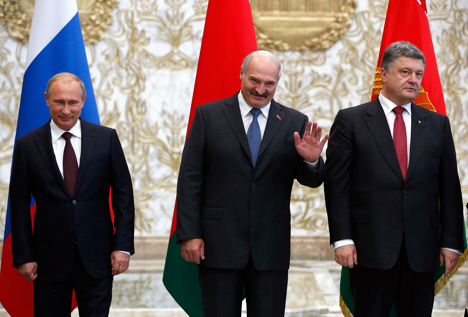 Vlagyimir Putyin (balra), Alekszandr Lukasenko (középen) és Petro Porosenko (jobbra)