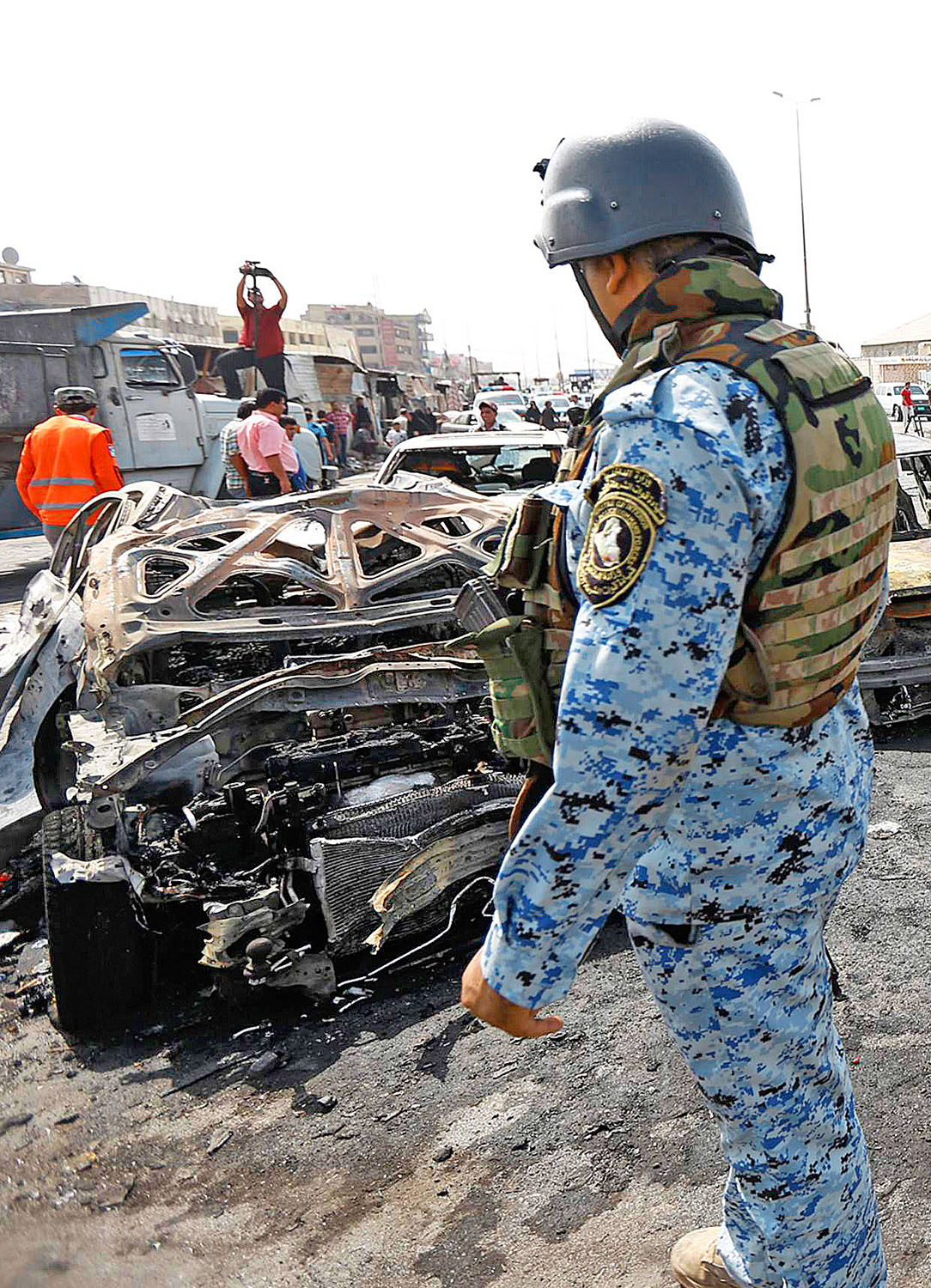 Iraki kormánykatona egy bagdadi merénylet helyszínén