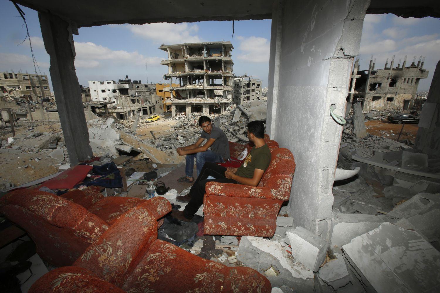 Lerombolt házukba visszatérő palesztinok a Gázai övezetben
