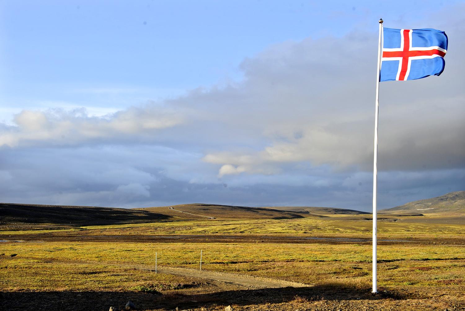 Zászló lobog a szélben a vulkánhoz legközelebb fekvő település határában