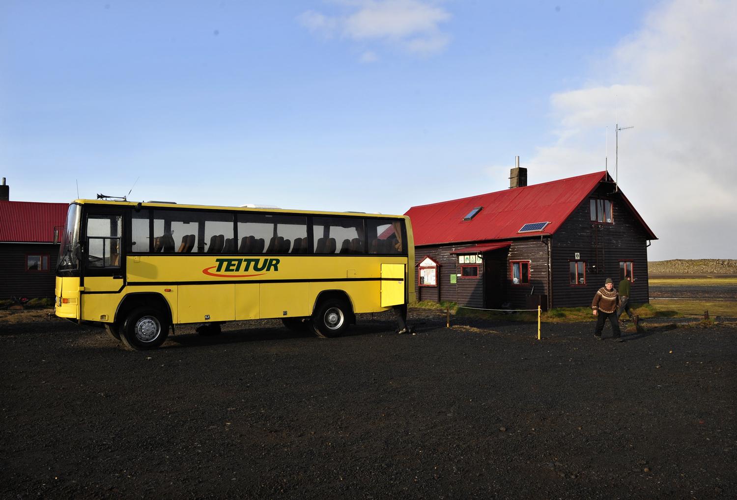 Turistabusz várja az Izlandot nyáron 