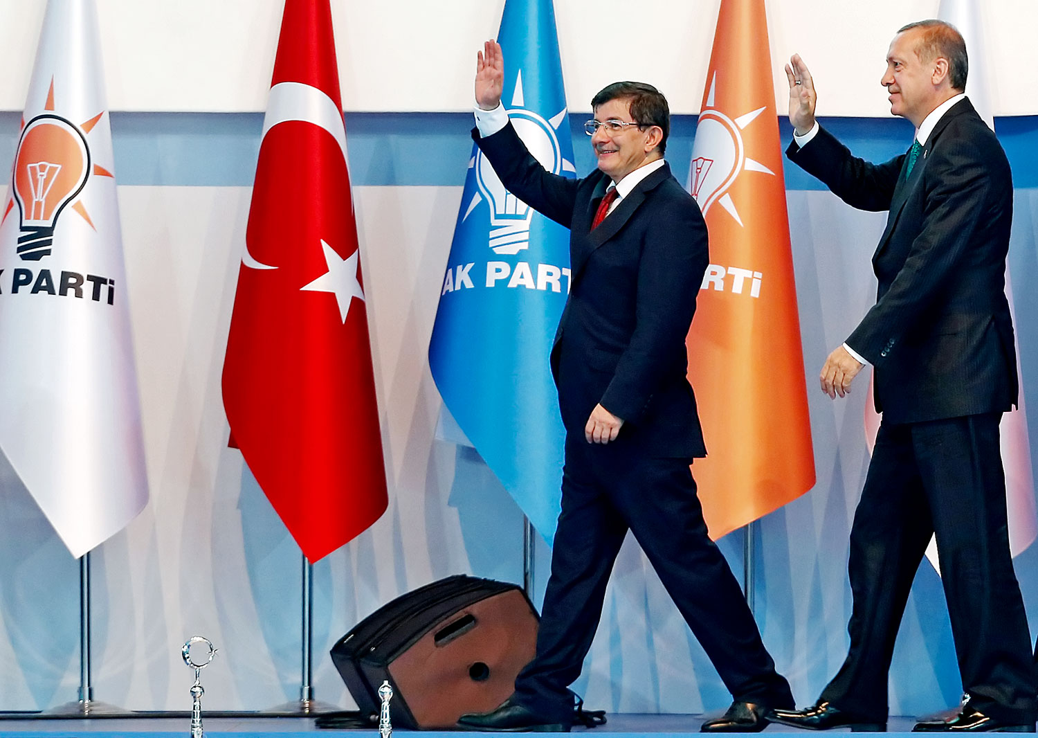 Ahmet Davutoglu (balra) és Recep Tayyip Erdogan az AKP-kongresszuson