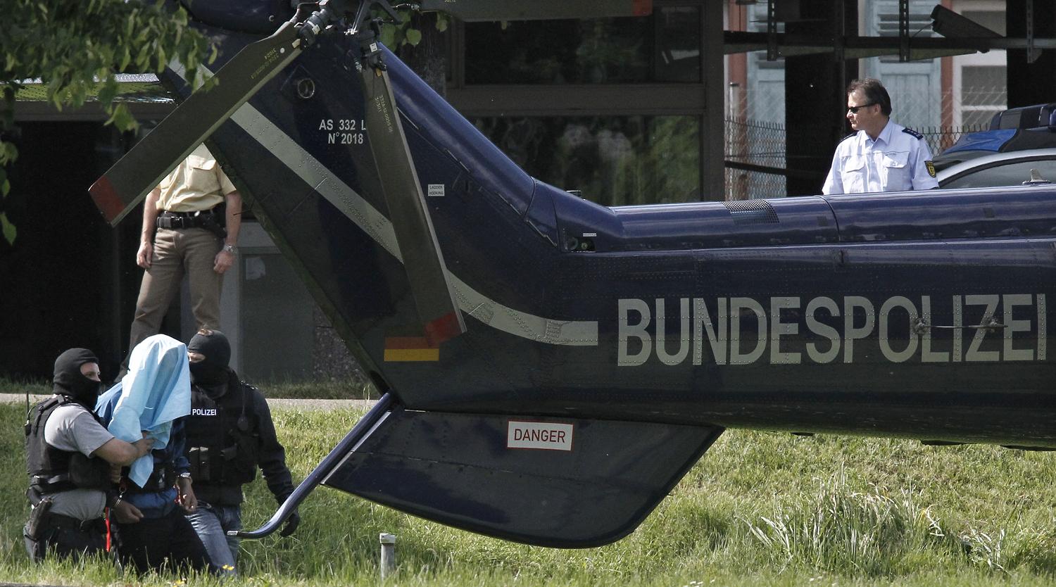 Feltételezett iszlám terroristát visznek bírája elé Németországban