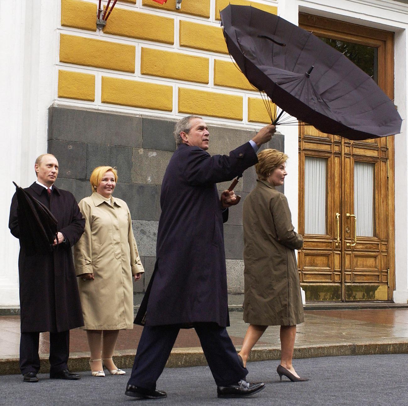 A Putyin-házaspár 2005-ben Moszkvában az akkori elnökkel, George W. Bushsal és a feleségével, Barbarával. A család a pletykákban sem került szóba