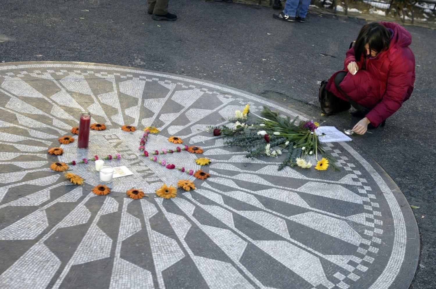 Emlékezés Lennonra a gyilkosság 25. évfordulóján, 2005. december 8-án. Jézus állítólag megbocsátott