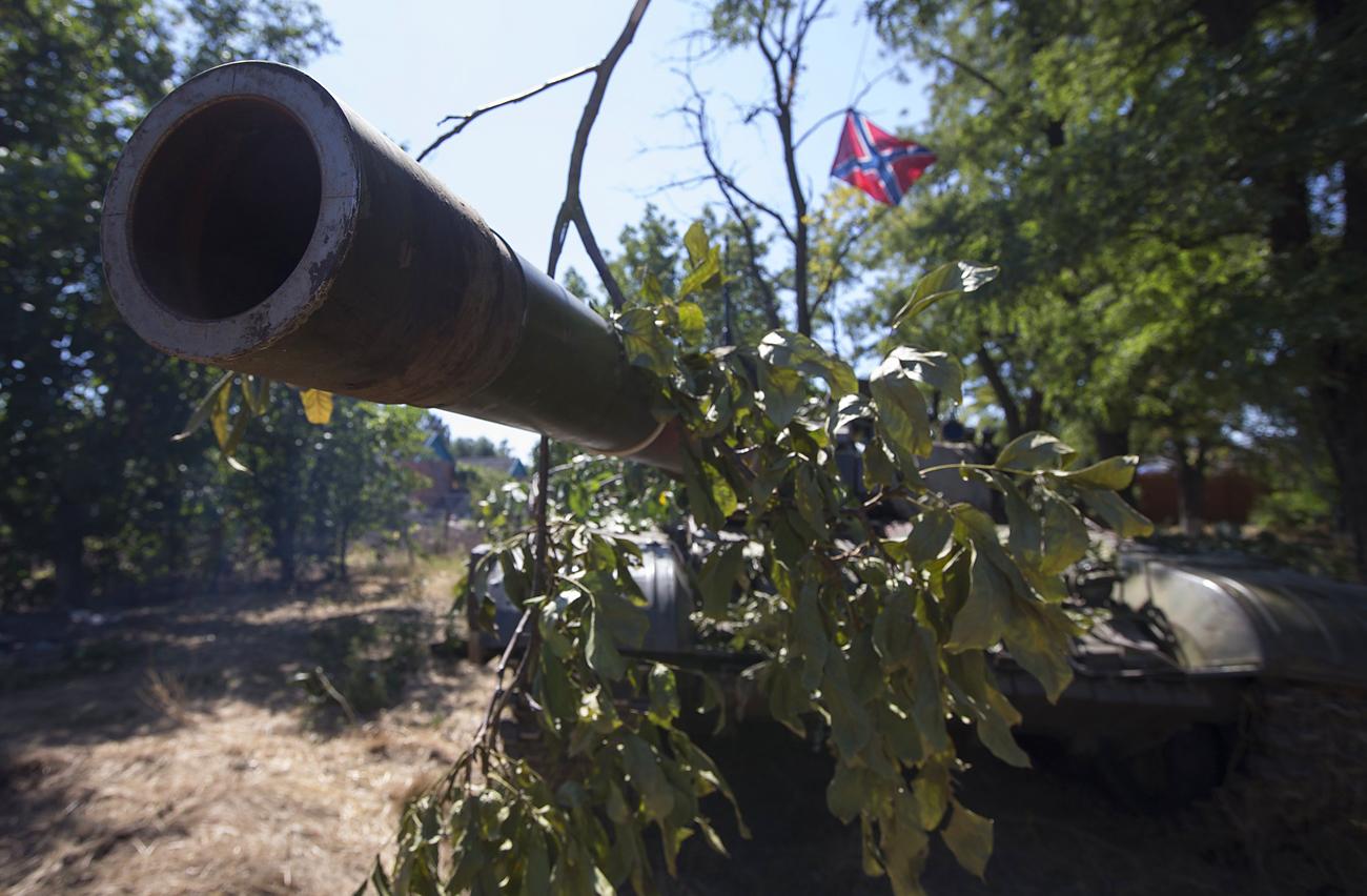 A szeparatisták egyik T-72-es tankja Novoazovszkban. Magukat békefenntartóknak álcázó oroszok?
