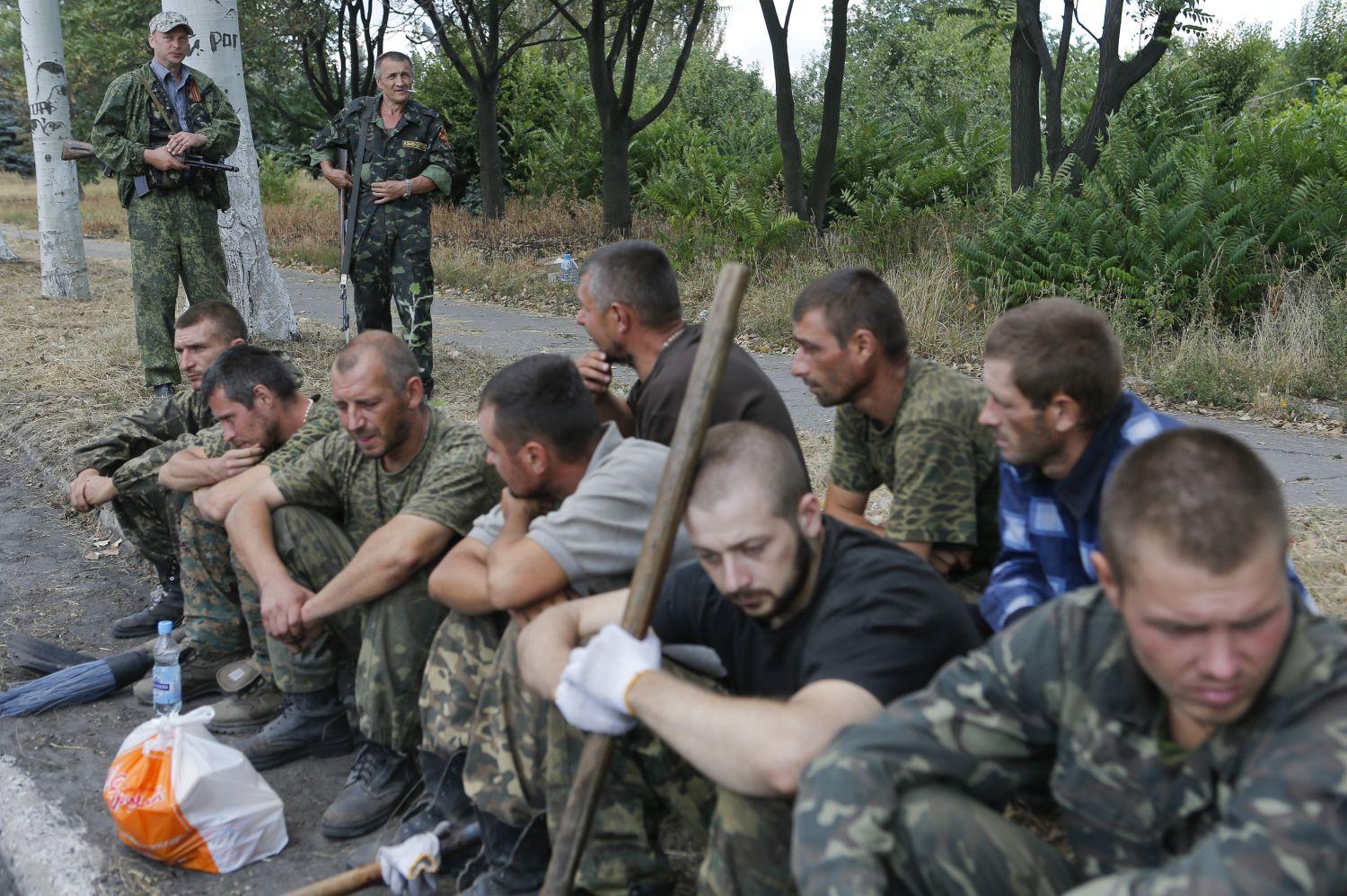 Foglyul ejtett ukrán katonák Sziznyében. Utcaseprőnek használják őket