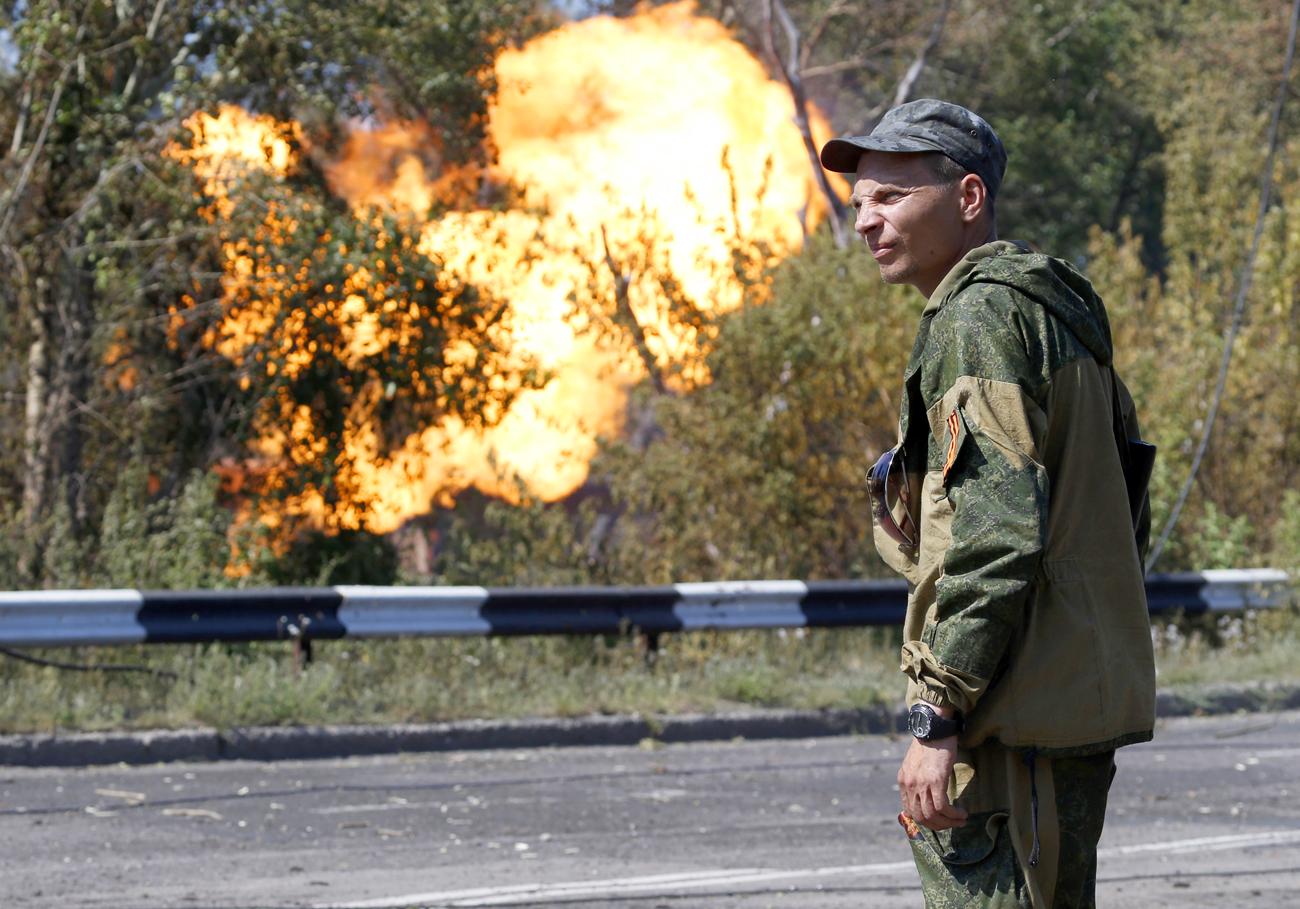 Szeparatista katona egy donyecki gázvezetéket ért támadás után