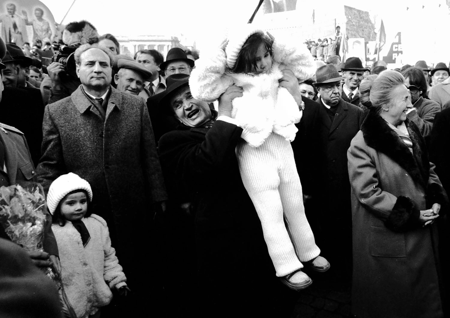A tömegbe lövető Ceausescu házaspár a nép között