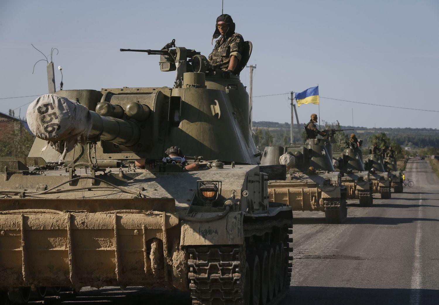 Az ukrán hadsereg vonuló tankjai a szeparatisták korábbi főhadiszállása, Szlavjanszk mellett