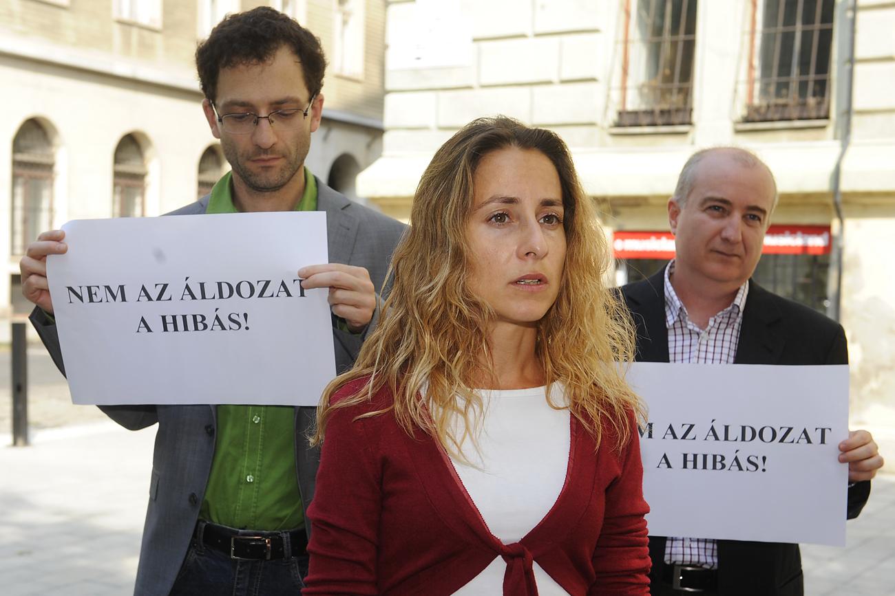 Szabó Rebeka, a PM elnökségi tagja szerdán tiltakozott, amiért a Class FM Morning Show című műsorának a vezetői viccet csináltak a diáklány megerőszakolásából