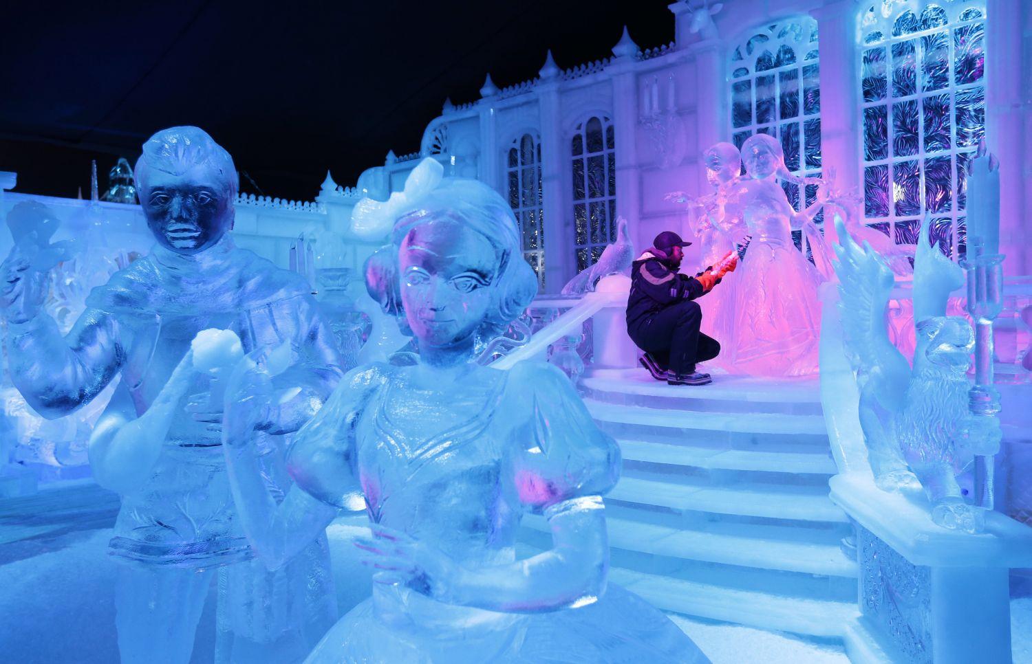 A Jégvarázs szereplői a tavaly novemberi bruges-i hó- és jégszobrász fesztiválon
