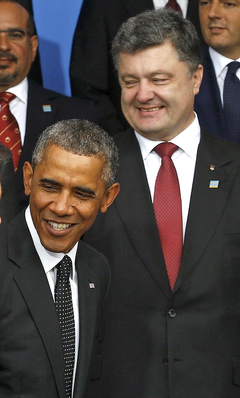 Barack Obama amerikai (balra) és Petro Porosenko ukrán elnök