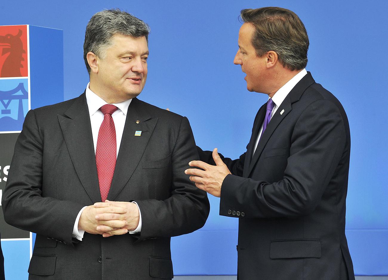 Petro Poroshenko ukrán elnök (balra) és David Cameron brit miniszterelnök