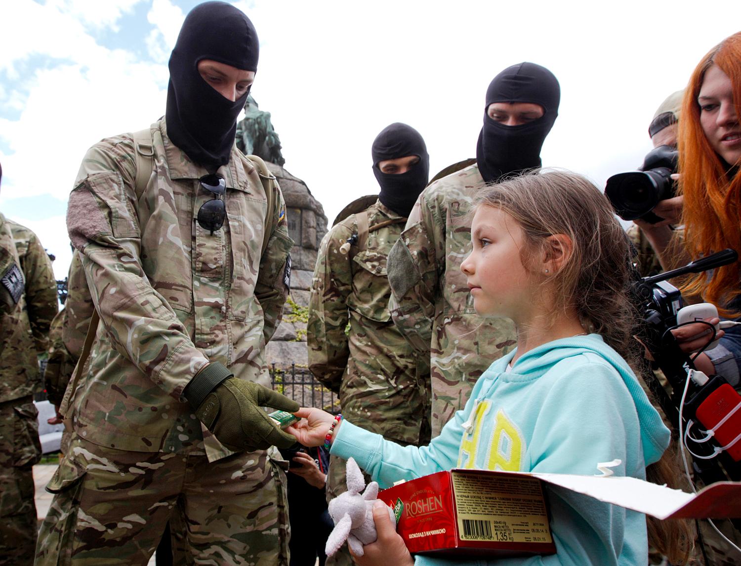 Ukrán kislány ajándéka a katonáknak. Az elnök már bukta júliusban bukta az orosz piacot