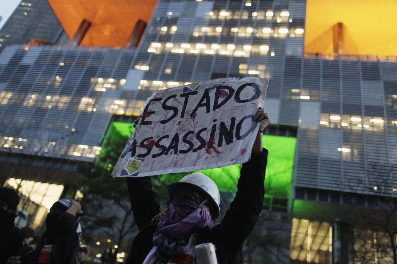 Tiltakozás a riói Petrobras-székház előtt tavaly októberben. Az állami olajcég akkora válságban van, hogy piacra kellett dobnia a valaha felfedezett legnagyobb brazil olajmező, a Libra kitermelési jogait