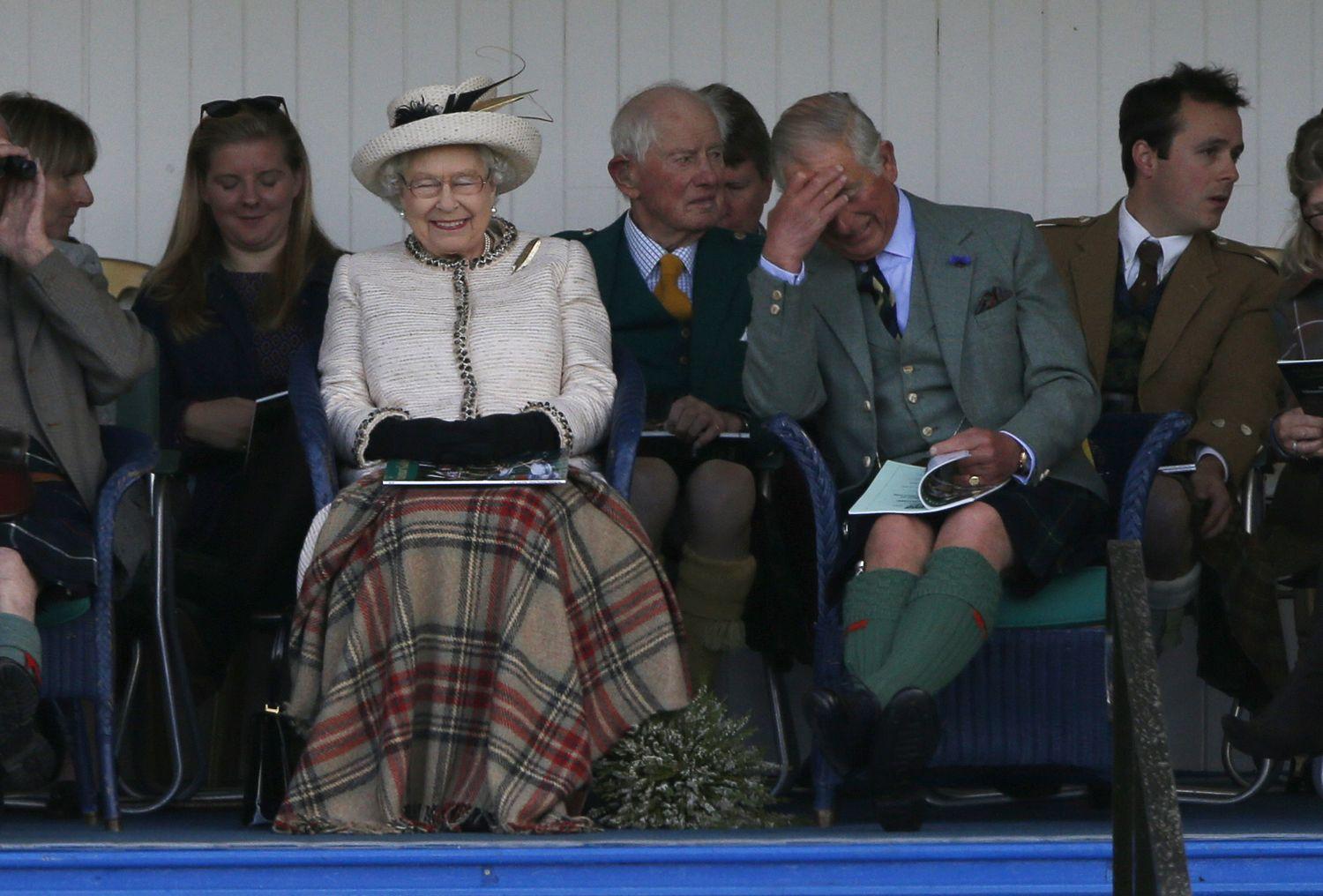 II. Erzsébet királynő és a fia, Károly herceg szombaton a skóciai Braemar zsákbanfutás-versenyén. Fogják a fejüket