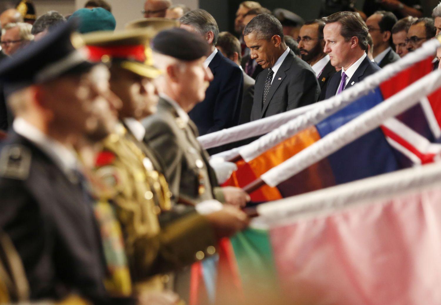 Obama és David Cameron brit kormányfő egyperces főhajtása Foley és Sotloff emléke előtt a walesi NATO-csúcson. Lebontani, legyőzni