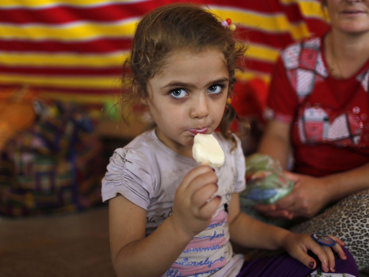 Egy Moszulból elmenekült  keresztény kislány fagylaltozik Erbílben. A szunnita szélsőségesek több vérengzést is rendeztek az etnikai és a vallási kisebbségek körében