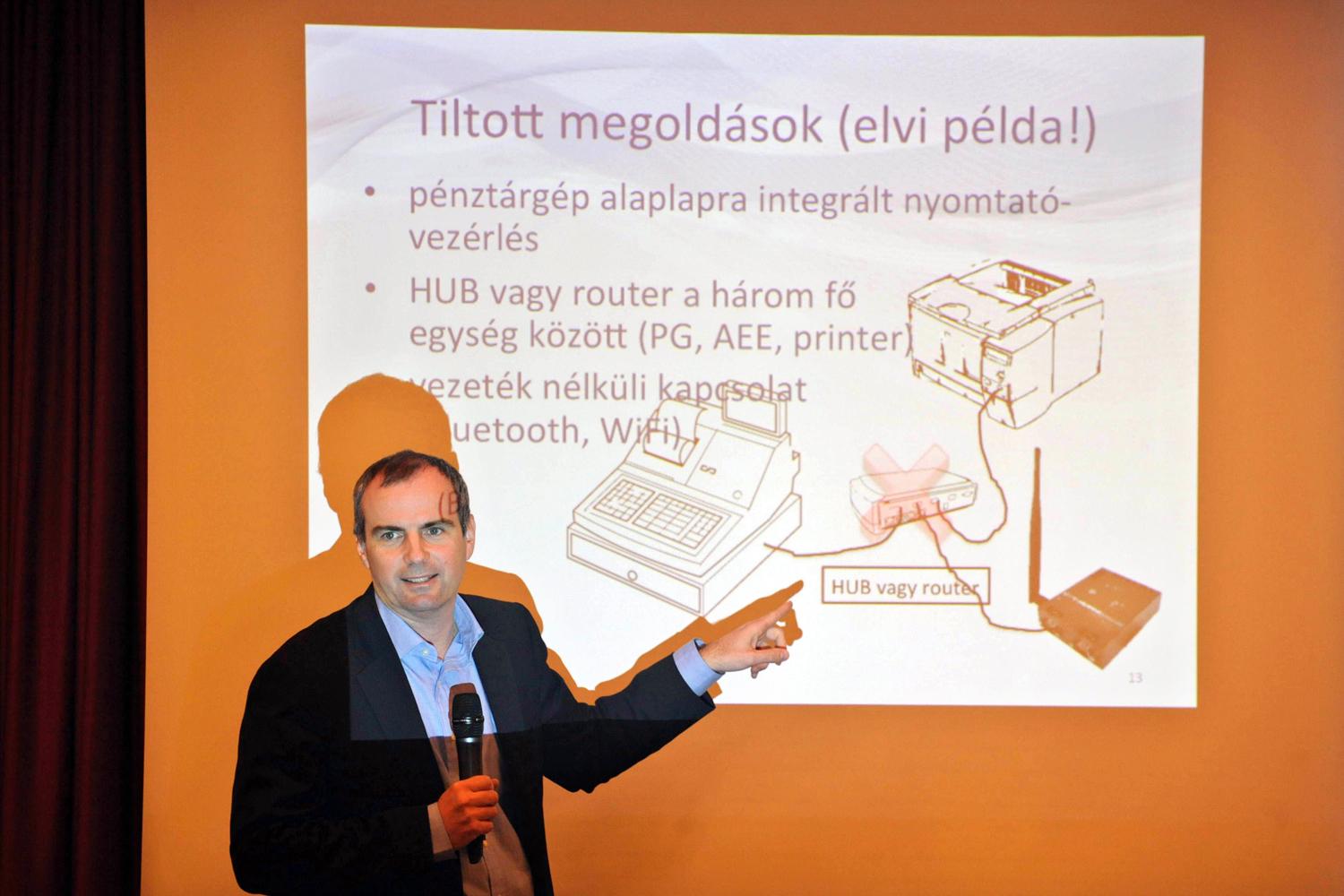 Vágújhelyi Ferenc, a NAV informatikai alelnöke magyarázza a szabályokat