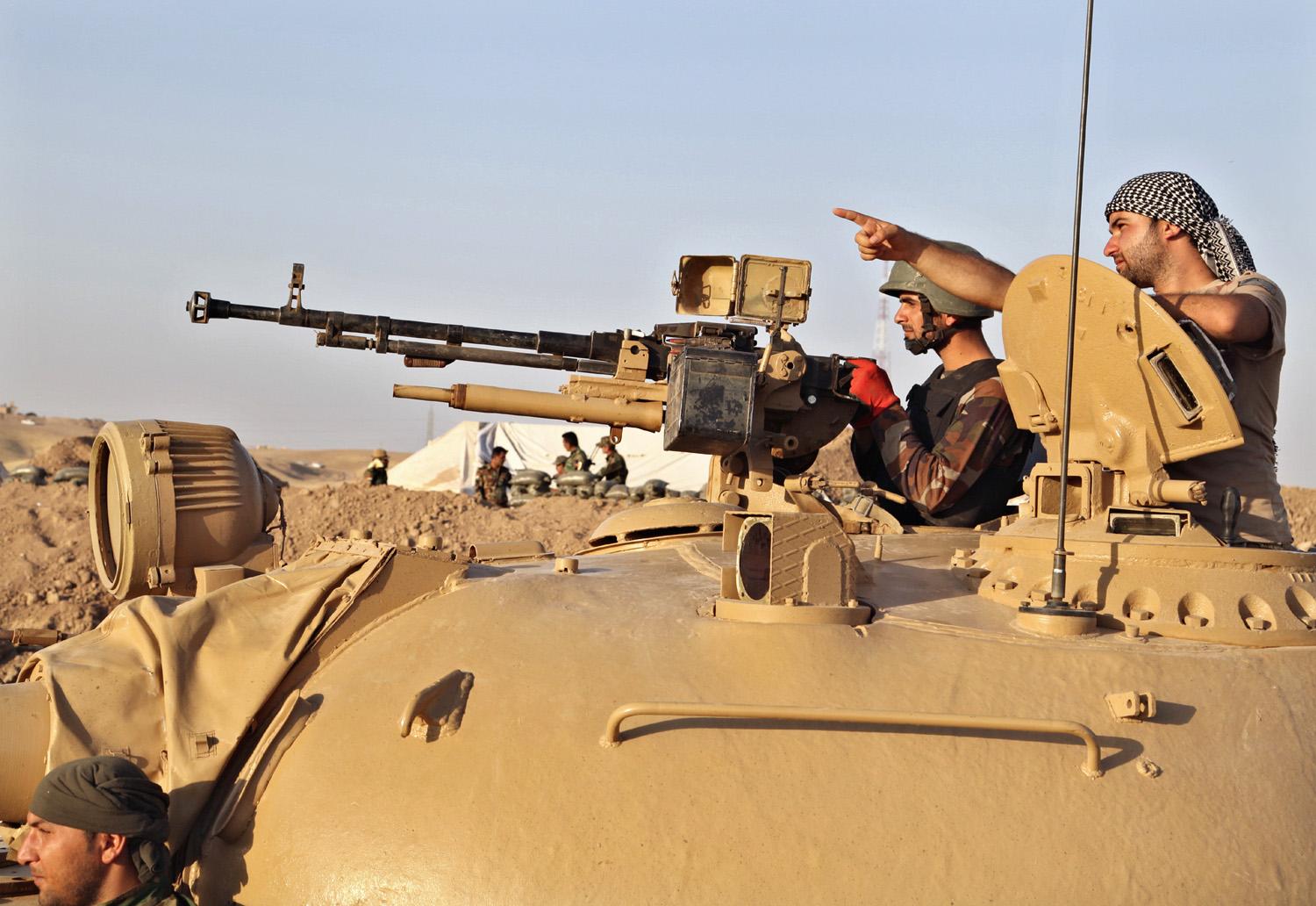 Kurd pesmerga-harcosok próbálnak ellenállni az IS csapatainak