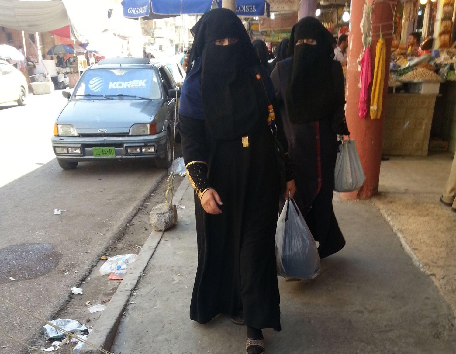 Nikábot viselő nők Moszulban, ahol júniusban kezdetét vette az IS offenzívája. A támogatók ellen kellene felvenni a küzdelmet