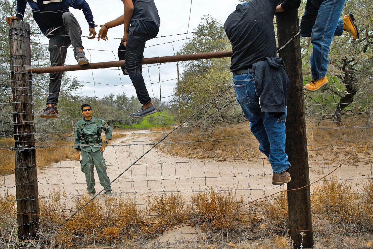 Kerítés, végállomás. Mexikóból érkezett illegális bevándorlókat vesznek őrizetbe Texasban