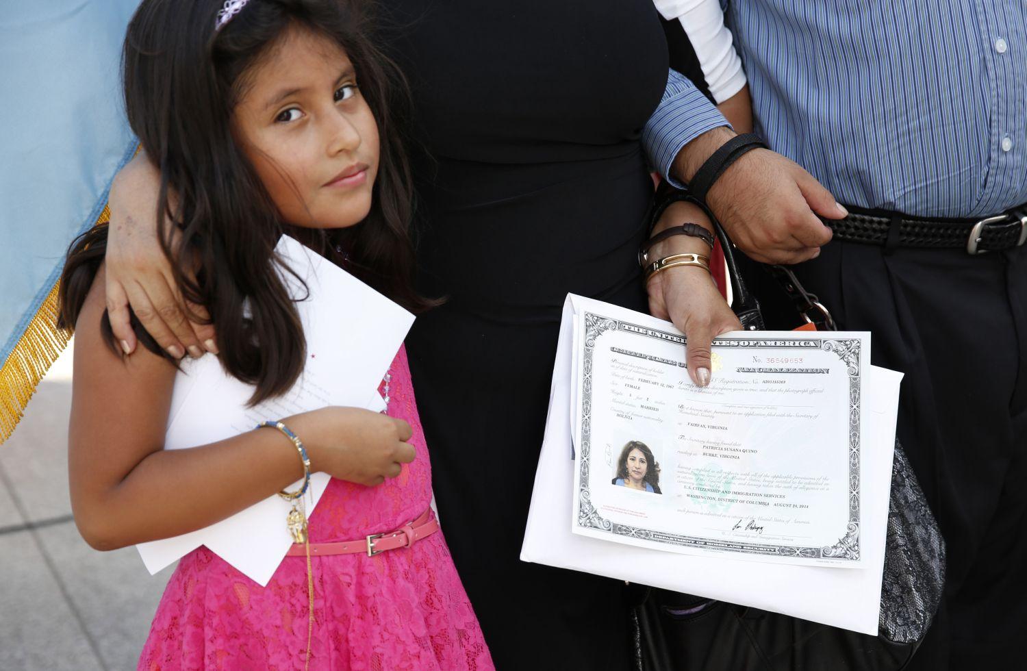A nyolcéves Alexia Quino az édesanyjával egy állampolgársági eskütételi ünnepségen. De mi van a spanyol ajkú közösséggel? – feszegetik sokan