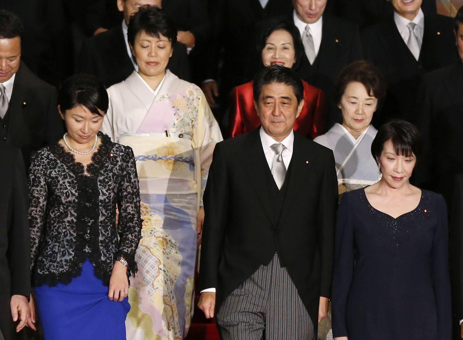 Abe és az öt miniszter asszony szeptember 3-án Tokióban, a bal szélen Takaicsivel