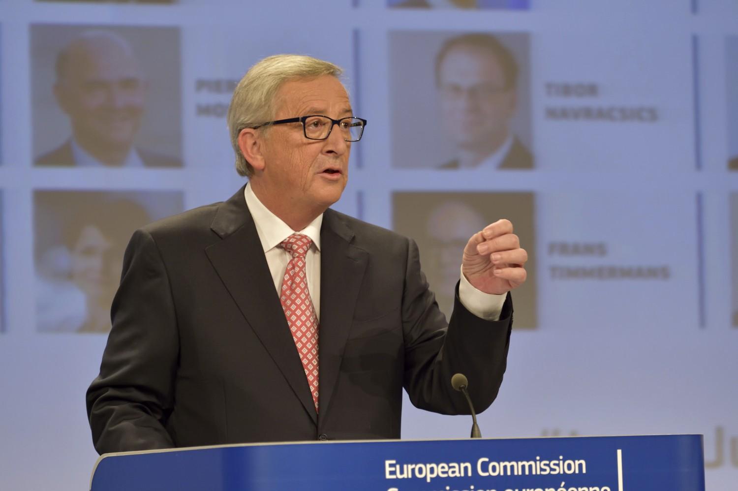 Jean-Claude Juncker sajtótájékoztatója, jobbra Navracsics Tibor portréja