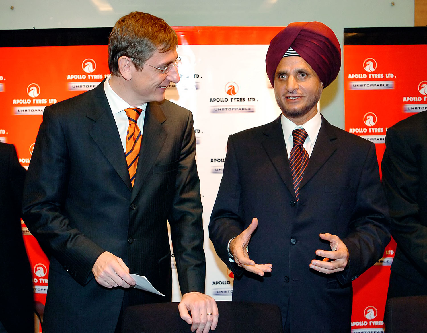 Gyurcsány Ferenc miniszterelnök Onkar Sz. Kanvarral, az Apollo Tyres első emberével együtt 2008-ban Indiában jelentette be az üzem létesítését