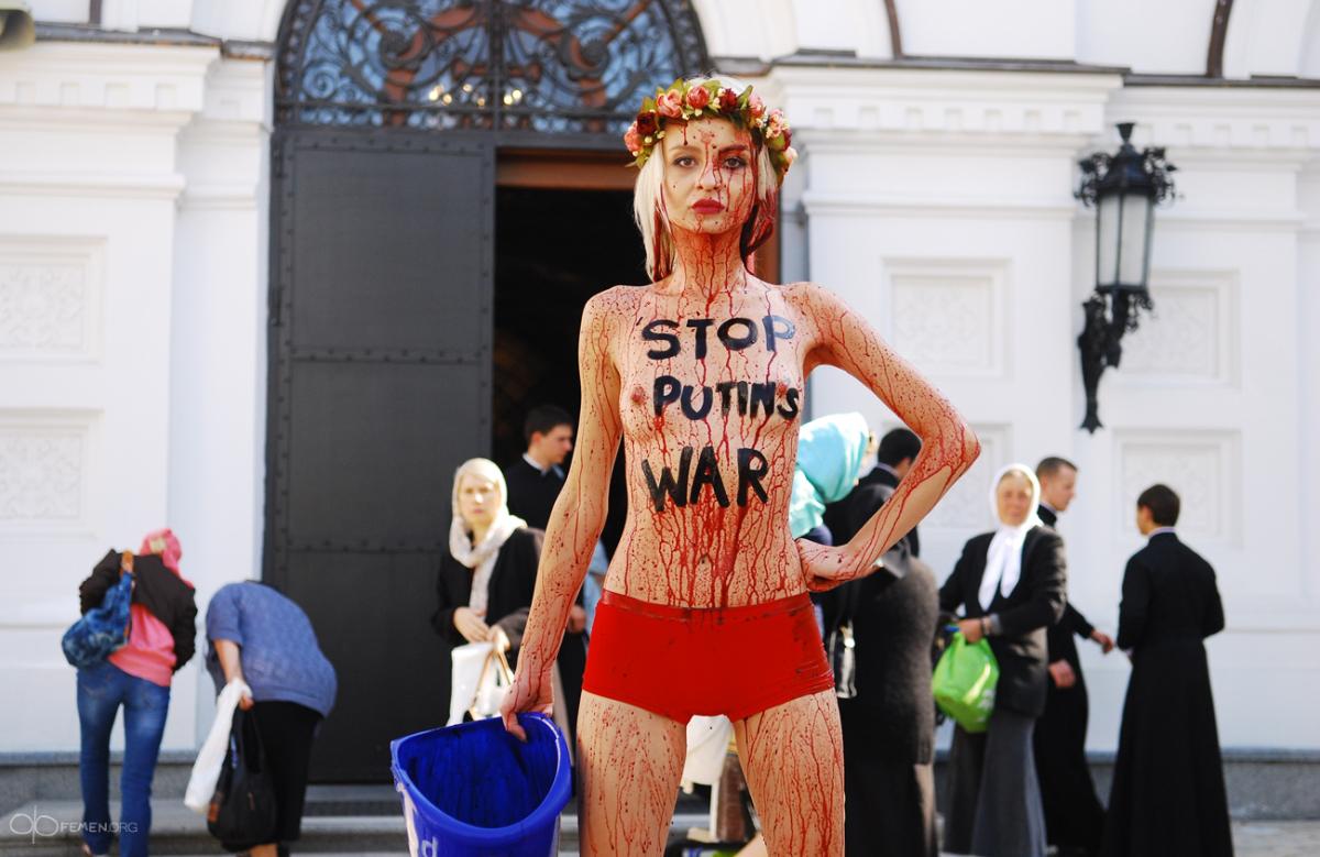 A Femen sokkoló performansza a történelmi jelentőségű ortodox barlangkolostor, a Pecserszka Lavra előtt Kijevben