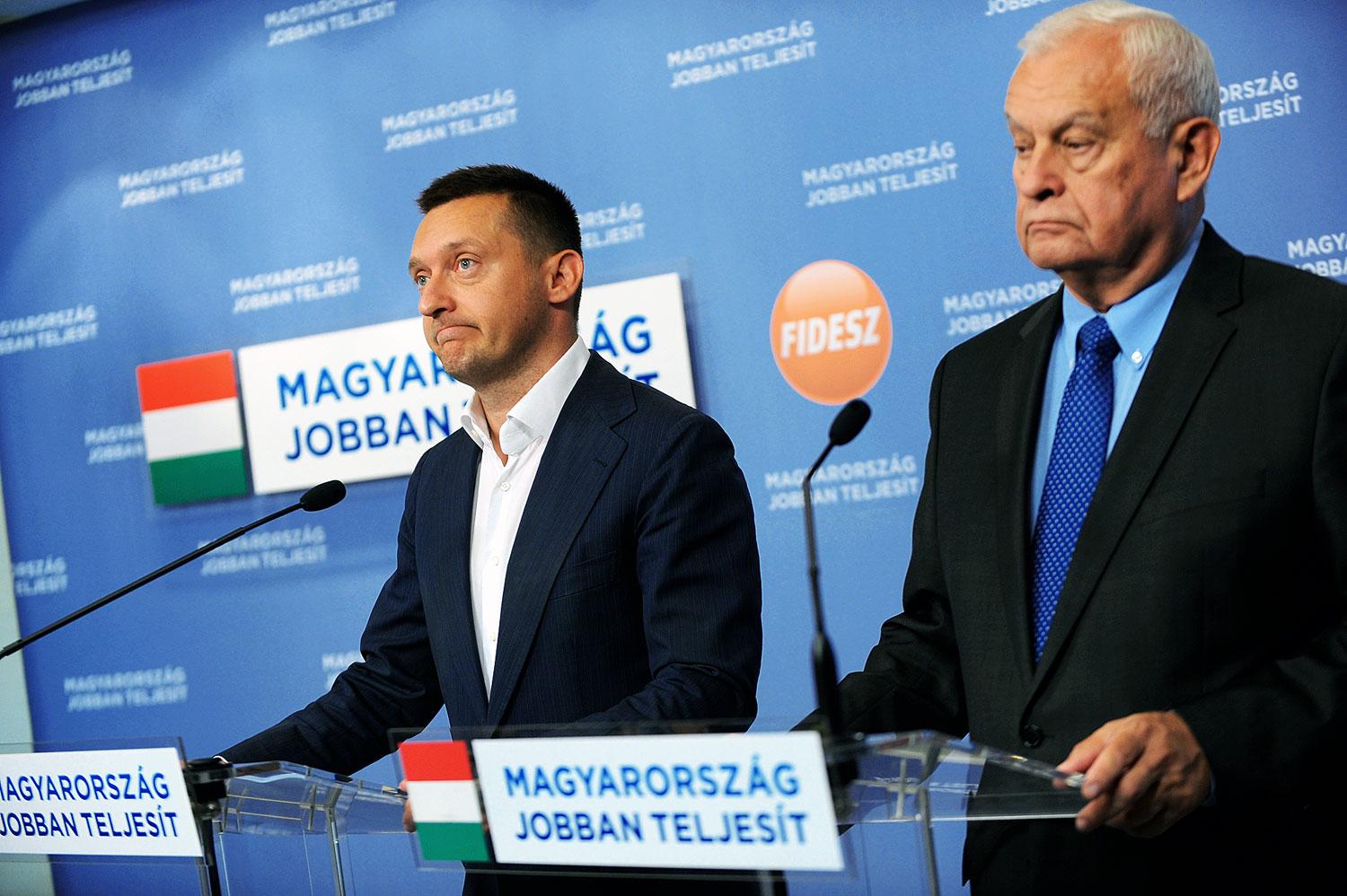 Rogán Antal, a Fidesz (balra) és Harrach Péter, a KDNP frakcióvezetője