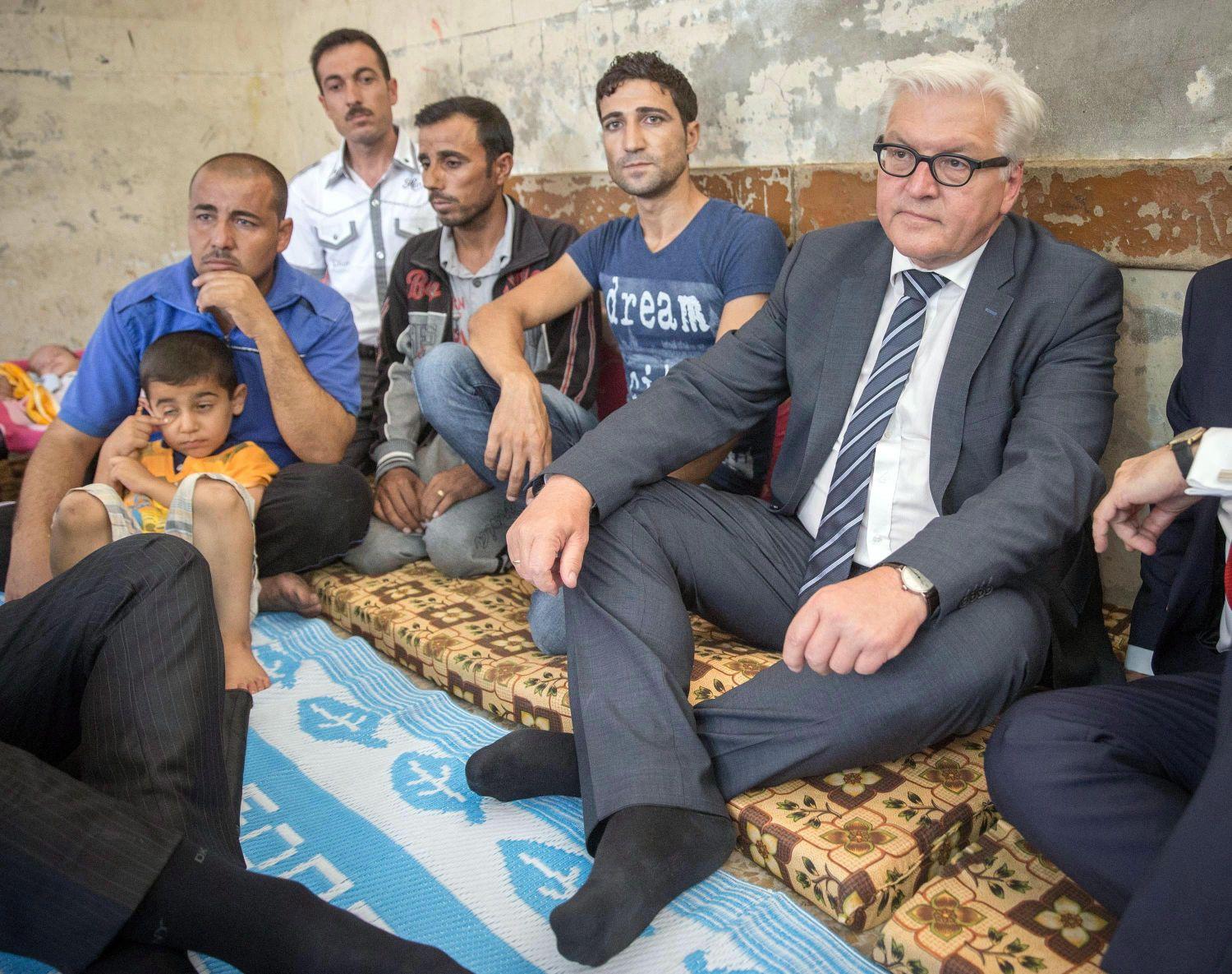Frank-Walter Steinmeier német külügyminiszter az iraki Kurdisztánban lévő Ervilben jazidi menekültek között