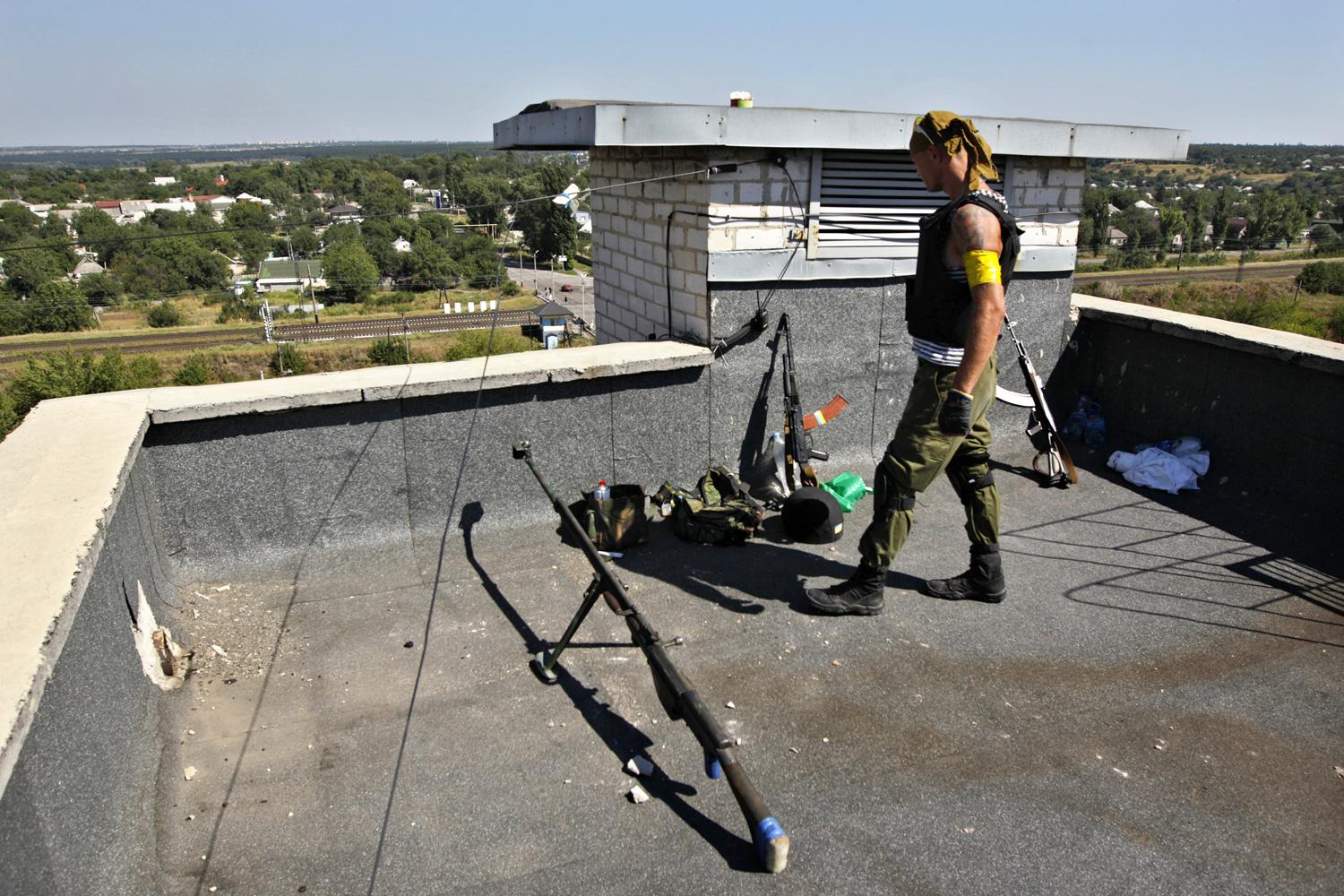 Donyeck külvárosában őrködik egy ukrán katona