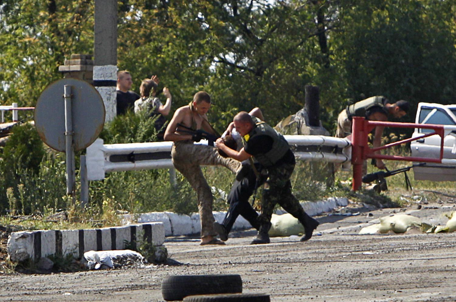 Oroszbarát szeparatistát vesznek őrizetbe ukrán katonák egy utcai ellenőrző ponton