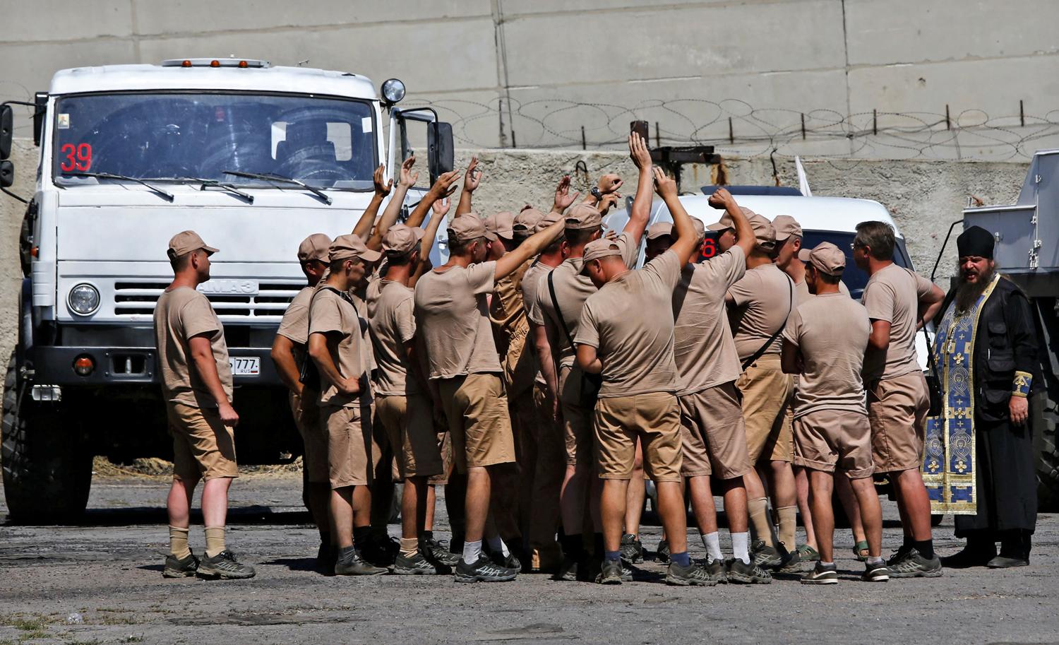 Az orosz konvoj sofőrjei munkára jelentkeznek