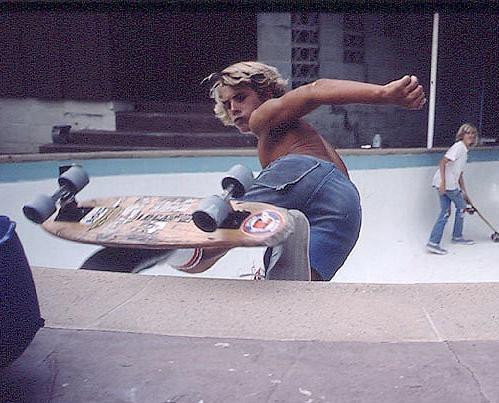Jay Adams 1976 körül egy üres medencében deszkázik