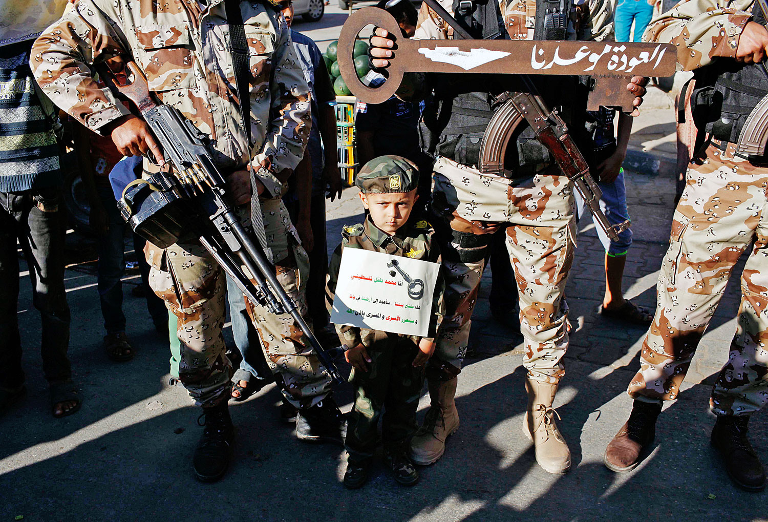 Dzsihadista fegyveresek egy kisfiúval a Gázai övezetben